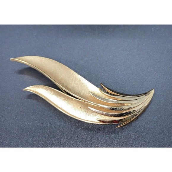 VTG 1950s SIGNED CROWN TRIFARI GOLDEN LEAF / FEATHER BROOCH 3 3/16" by 2" - Picture 1 of 4